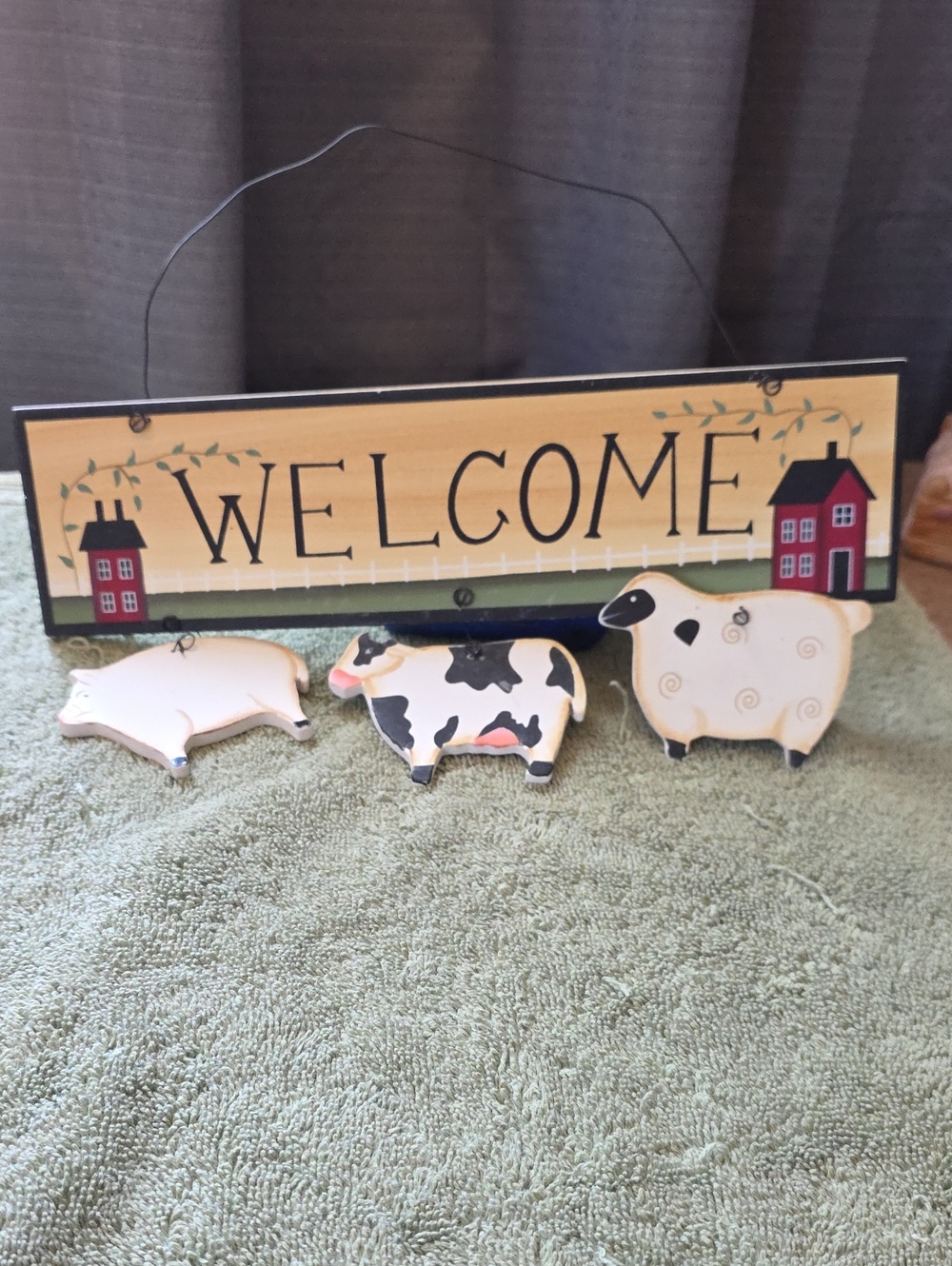 Welcome Farmhouse Wall Sign with Pig, Cow & Sheep Accents - Rustic Beige/Black